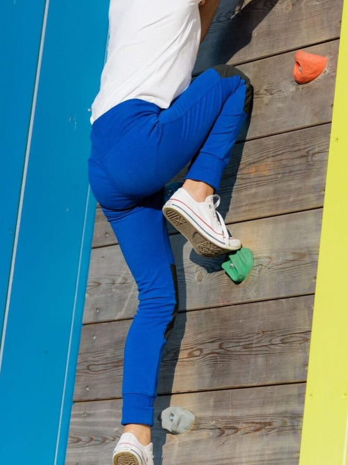 Babbily GrowProof Bio-Kinderleggings mit verstärkten Knien – Kind klettert in blauer Leggings
