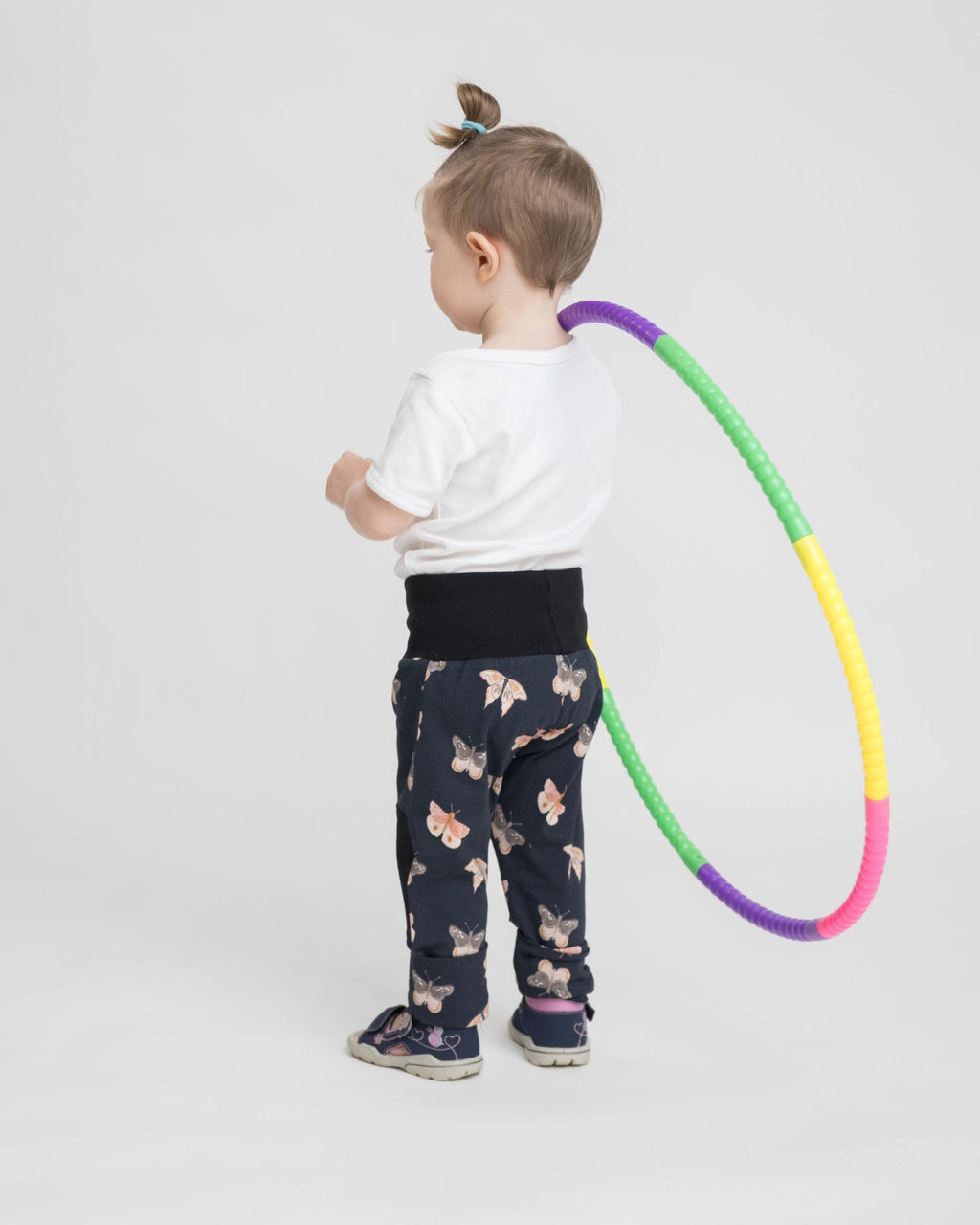 Rückansicht einer Kinderleggings mit Schmetterlings-Muster – gerader Schnitt mit Bewegungsfreiheit, breiter Bund. Perfekt für Kindergarten