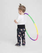 Rückansicht einer Kinderleggings mit Schmetterlings-Muster – gerader Schnitt mit Bewegungsfreiheit, breiter Bund. Perfekt für Kindergarten