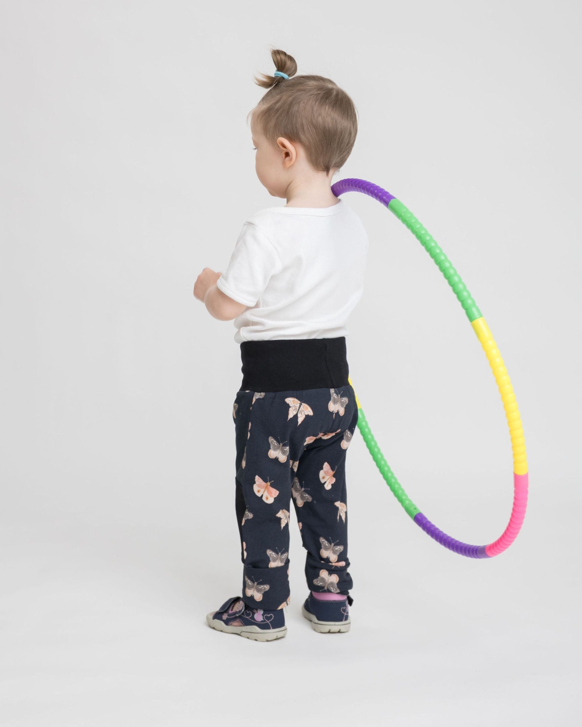 Rückansicht einer Kinderleggings mit Schmetterlings-Muster – gerader Schnitt mit Bewegungsfreiheit, breiter Bund. Perfekt für Kindergarten